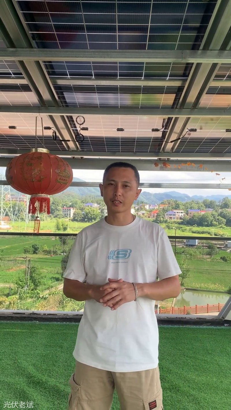 光伏顶棚下的老斌