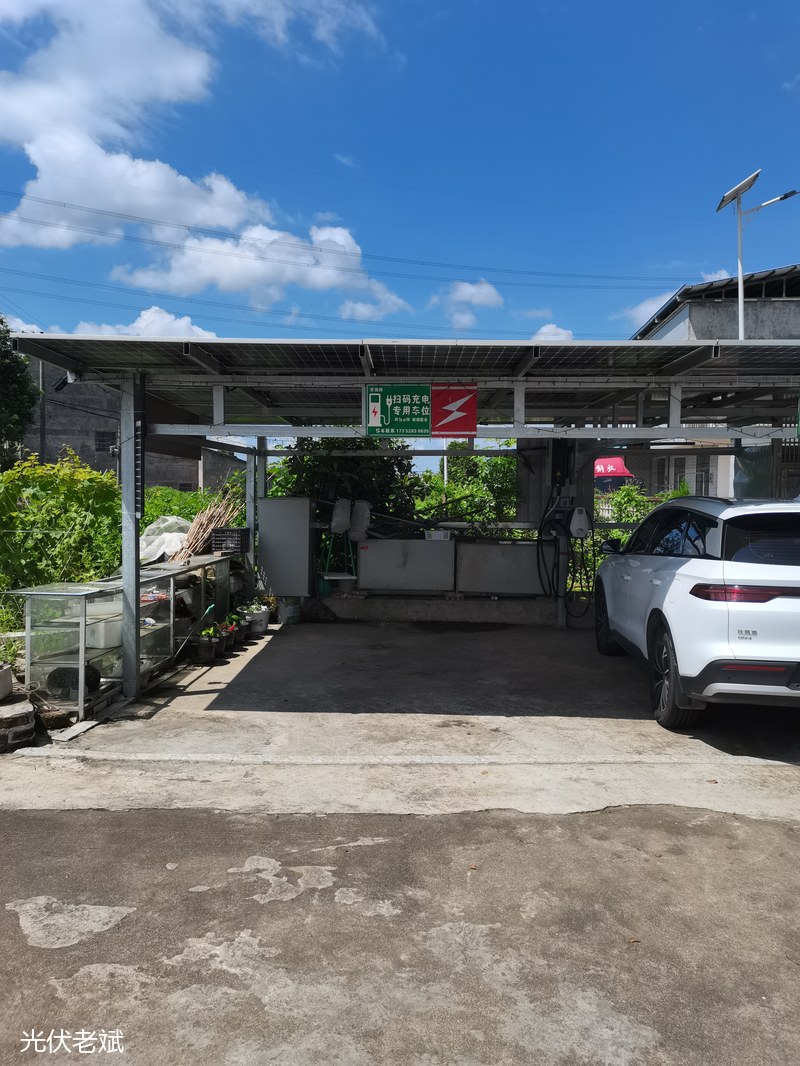 停车棚下的充电桩充电场景