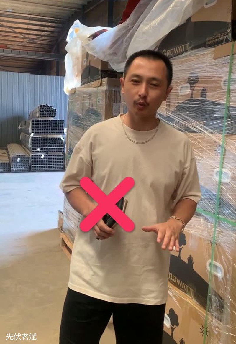 仓库里堆放的储能电池设备